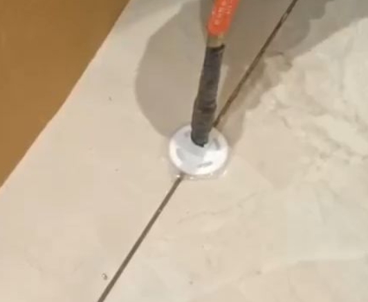 陈仓瓷砖空鼓维修公司专业解答瓷砖在铺贴过程中，如果没有涂抹均匀到位的粘结材料（如水泥砂浆或瓷砖胶），可能会导致以下问题