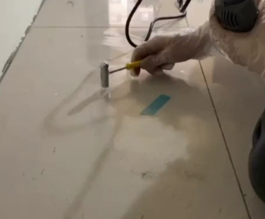 陈仓瓷砖开裂维修公司专业分享瓷砖在铺贴前如果没有沥干水分，将会导致以下问题