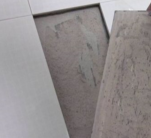 陈仓瓷砖空鼓维修公司分享瓷砖铺贴时如果打浆（即涂抹在瓷砖背面和基层上的砂浆或瓷砖胶）过少，会带来以下问题
